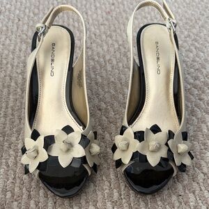 Bandolino Black and Cream Floral / Flower Slingback Heels
